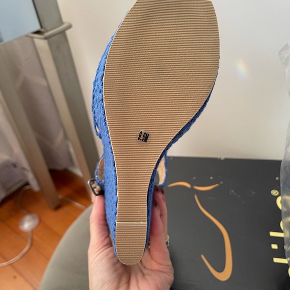 NWOT-Never worn, periwinkle platform sandals, size 9.5 - Picture 3 of 6
